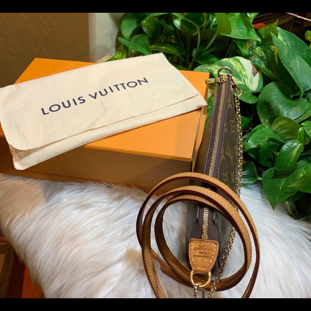 ❗️SOLD ❗️LV Poche Acce w/ LV strap - Picture 4 of 8